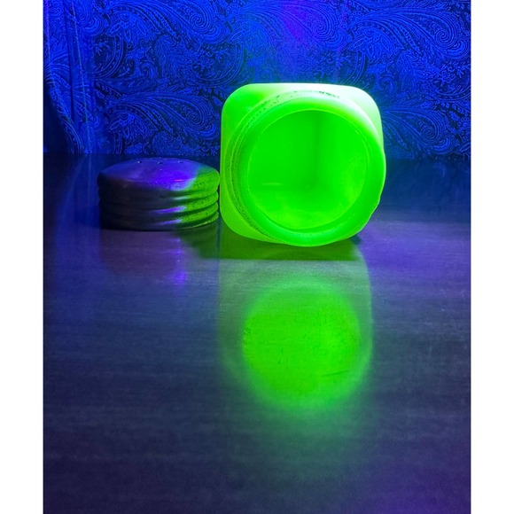 Vintage McKee custard/uranium glass shaker with metal lid - Picture 3 of 10